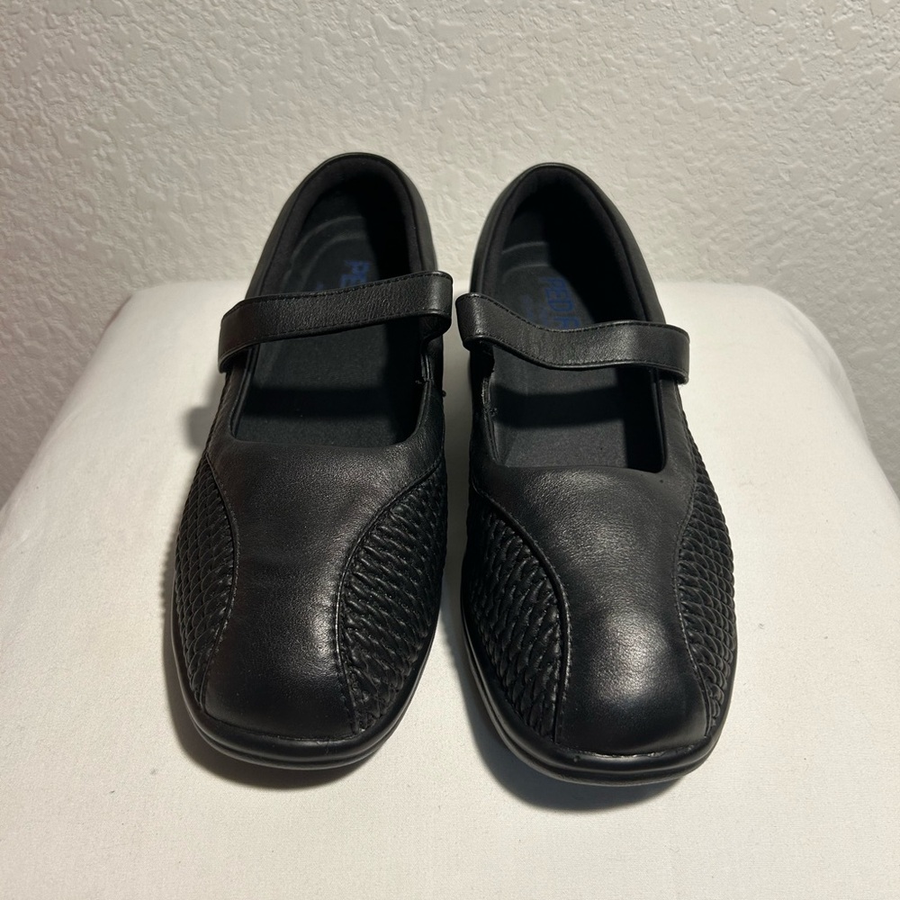 Women’s size 8 Propét “Erika” closed toe sandals in color black